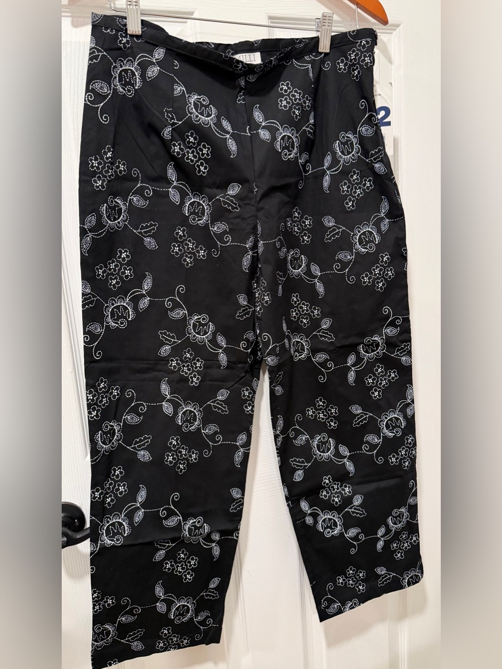NWT Gemilli Women Sz 12 Black With White Floral Print Capris Stretch Made In USA